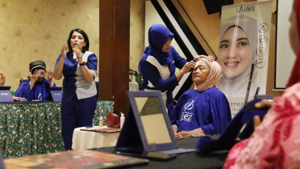 Thumbnail Meriahkan Hari Kartini, Lorin Solo Hotel Ajarkan Beauty Class untuk Para Wanita PKK dan UMKM